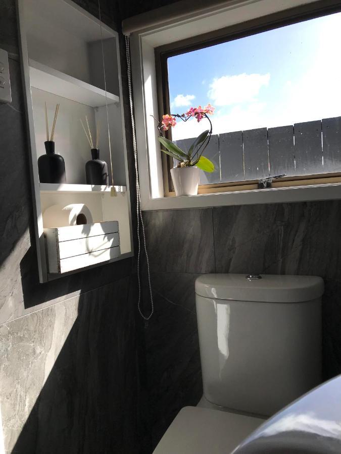 Onehunga Garden Tinyhouse With Parking 호텔 오클랜드 외부 사진