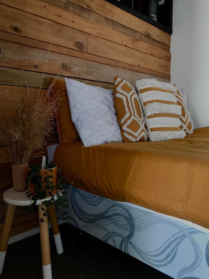 Onehunga Garden Tinyhouse With Parking 호텔 오클랜드 외부 사진
