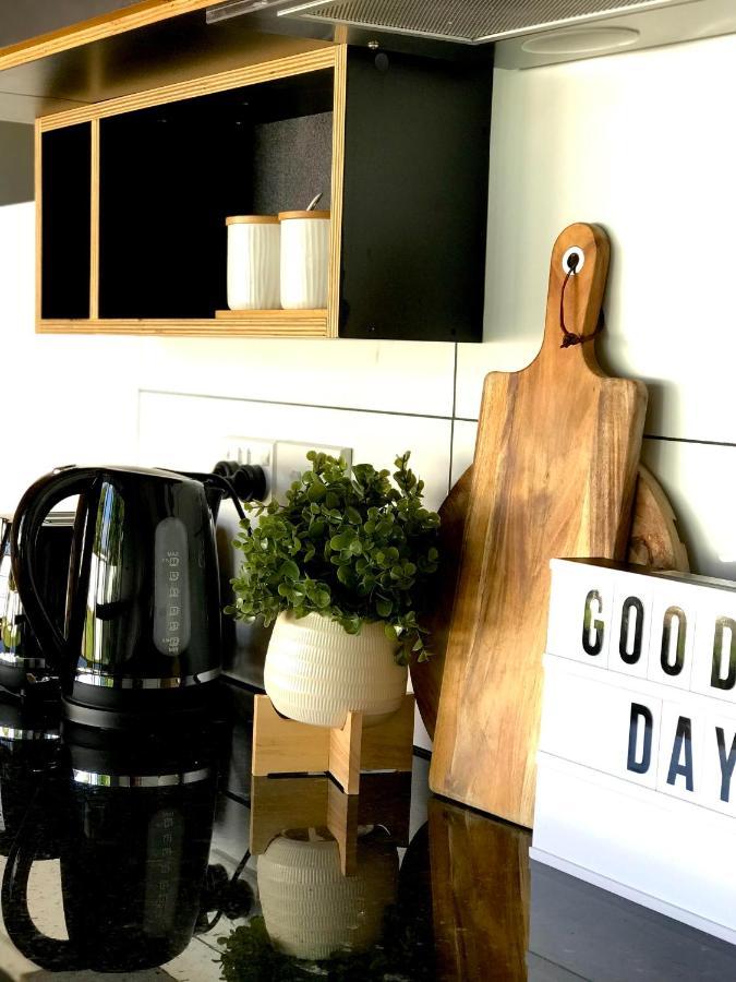 Onehunga Garden Tinyhouse With Parking 호텔 오클랜드 외부 사진